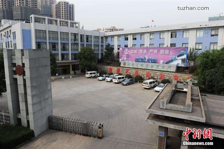 長沙市坪塘勞動教養(yǎng)管理所采購我公司定制生產的11KW二用一備自來水加壓泵站一套，本設備供水范圍為5公里，供水人數為3600人，目前本自來水加壓泵站運行平穩(wěn)，高效節(jié)能，受到了管理所的一致好評！